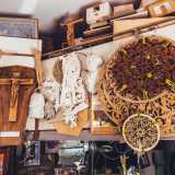 Una volta varcato l�ingresso veniamo catapultati in un ambiente piccolo ma che trasuda arte da tutti i pori...